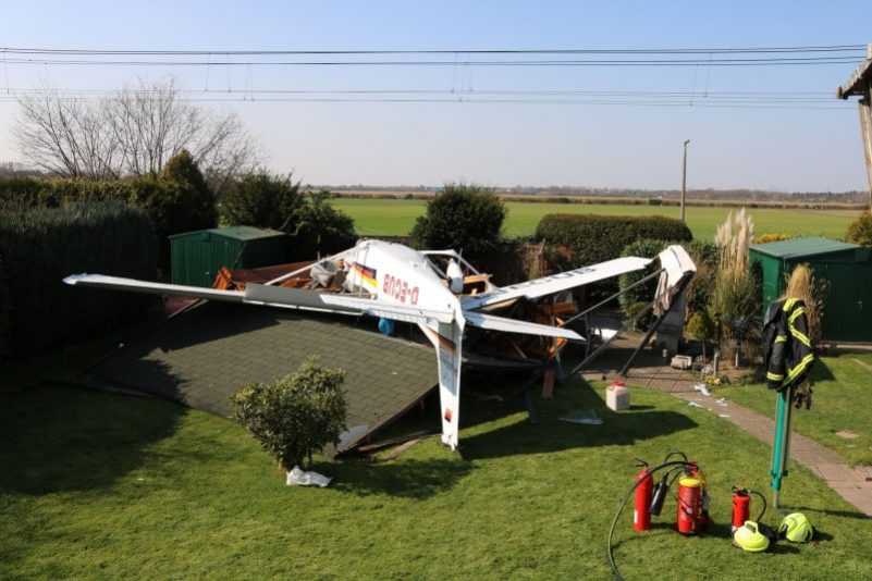 Die beiden Insassen konnten sich selbst aus dem Flugzeug retten.