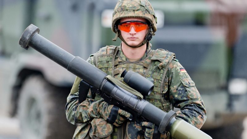 Ein Soldat hält auf dem Truppenübungsplatz im Rahmen der Informationslehrübung «Landoperationen 2016» eine Panzerfaust 3 in der Hand.