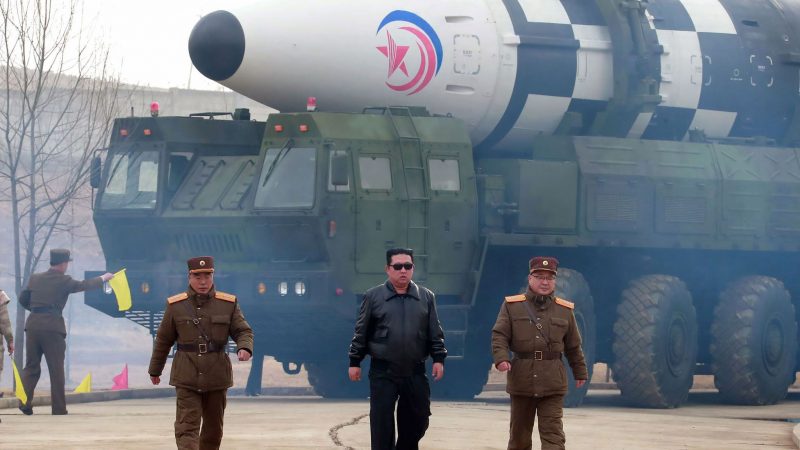 Nordkorea hat eine neuartige, atomwaffenfähige, ballistische Interkontinentalrakete getestet. Kim Jong Un inszeniert sich dabei fast schon wie ein Actionheld aus einem Hollywoodfilm.