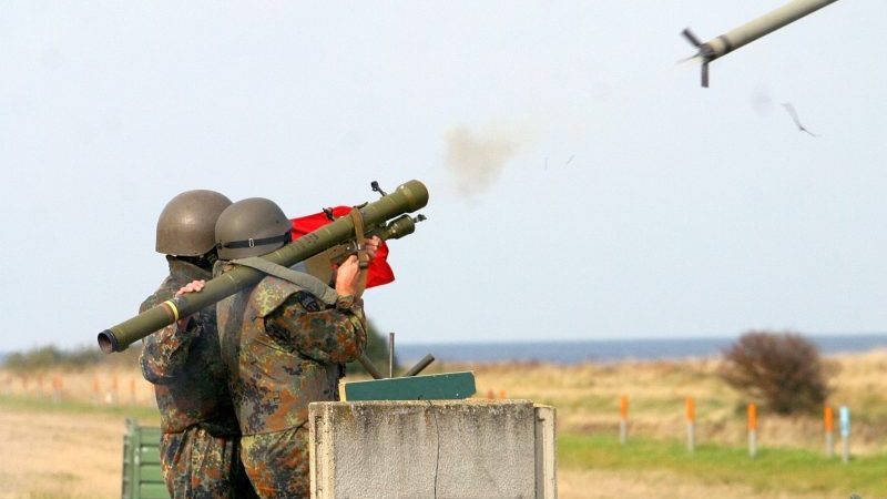 Bundeswehr-Reservisten üben mit der Luftabwehrrakete «Strela». In der Ukraine sind weitere Waffen aus Deutschland eingetroffen.