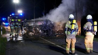 Transporter prallt gegen Baum und brennt – Zwei Männer tot