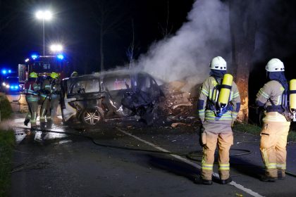 Transporter prallt gegen Baum und brennt – Zwei Männer tot