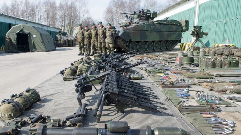 Soldaten des Panzergrenadierbataillons 371 zeigen ihre Ausrüstung, die vor einem Schützenpanzer Marder liegt.