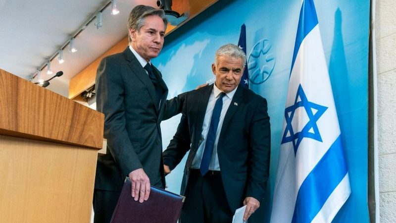 Antony Blinken (l), Außenminister der USA, und Yair Lapid, Außenminister von Israel, gehen nach einer gemeinsamen Pressekonferenz von der Bühne.
