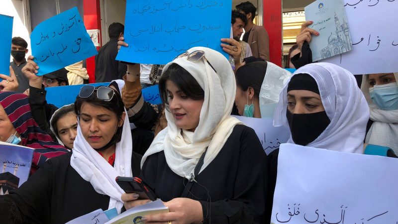 Frauen halten bei einer Demonstration Transparente und Schilder hoch, während sie gegen die Einschränkung der Frauenrechte durch die militant-islamistischen Taliban protestieren.