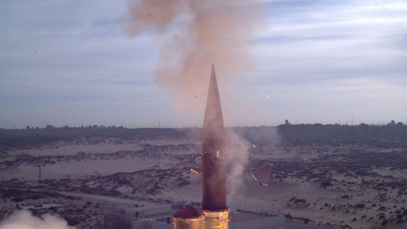 Das vom israelischen Verteidigungsministerium am 03. Januar 2014 zur Verfügung gestelltes Foto zeigt eine "Arrow-3"-Abfangrakete.