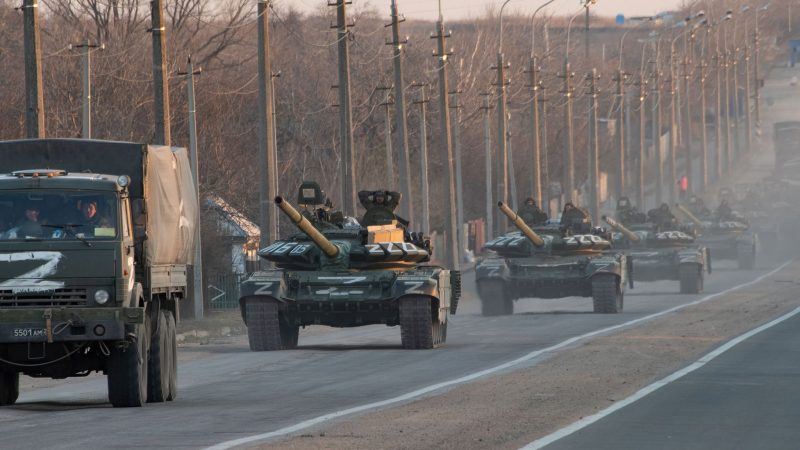 Seit dem russischen Einmarsch in die Ukraine ist auf Panzern der Russen häufig ein weißes «Z» zu sehen.