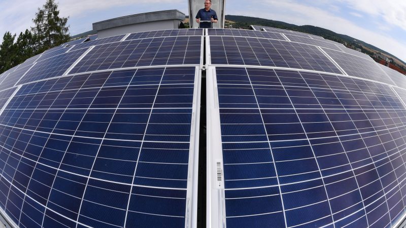 Solarpanele auf dem Dach eines Mietshauses in Sondershausen in Thüringen.
