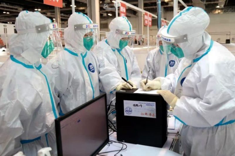 Komplett in Schutzanzügen: Mitarbeiter in einer ausgewiesenen Quarantäneeinrichtung in Shanghai.