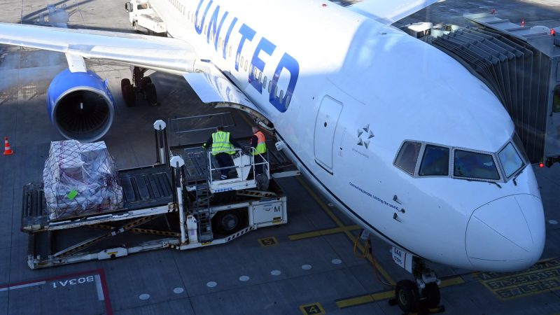 Ein Passagierflugzeug der United Airlines wartet am Hauptstadtflughafen BER auf seinen Start zum Erstflug vom BER zum New Yorker Flughafen Newark.