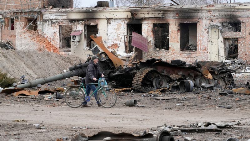 Ein Anwohner schaut auf beschädigte Gebäude und einen zerstörten Panzer in der ukrainischen Stadt Trostjanez, die etwa 400 Kilometer östlich der Hauptstadt Kiew liegt.
