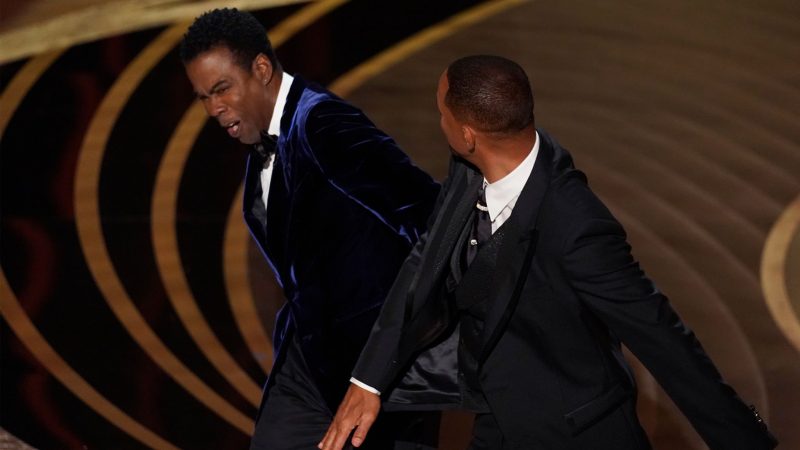 Will Smith (r) ohrfeigt Moderator Chris Rock bei der 94. Verleihung der Academy Awards in Hollywood.