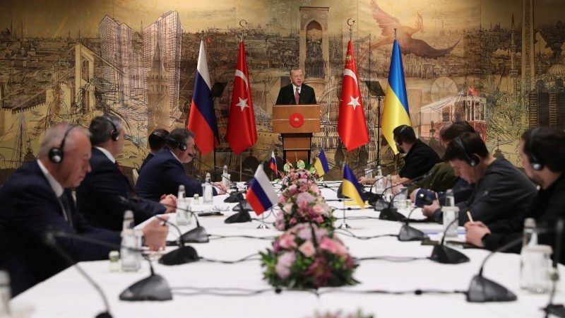 Ob ein Ergebnis erzielt wird? Die russischen (l) und ukrainischen Delegationen treffen sich heute für Verhandlungen in Istanbul. Der türkische Präsident Erdogan (M) hält eine Rede zur Begrüßung.
