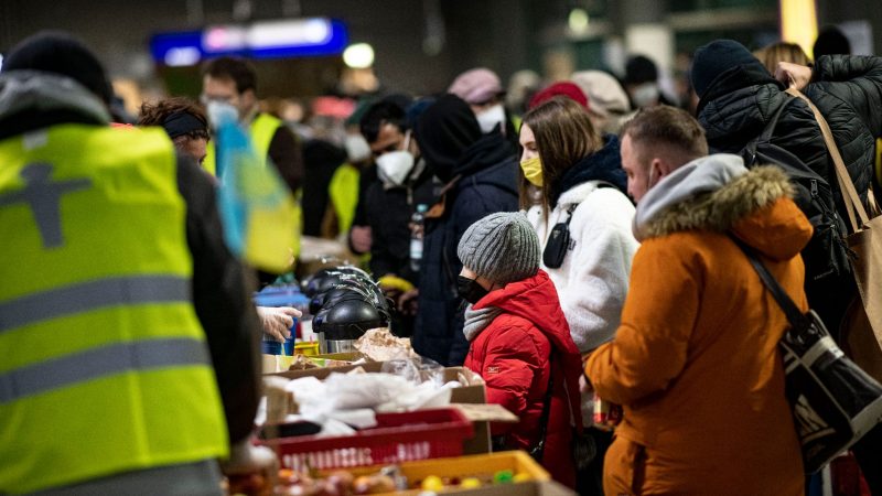 Freiwillige Helfer verteilen am Berliner Hauptbahnhof Essen an Menschen aus der Ukraine. Die Verteilung der Kriegsflüchtlinge gestaltet sich knifflig.