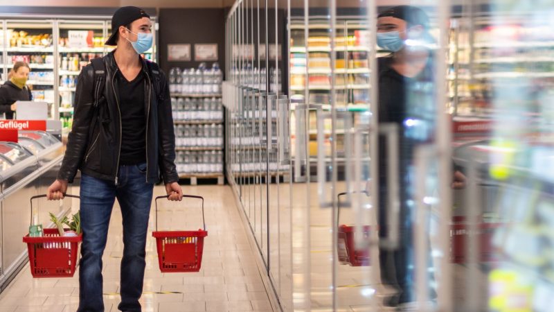 Die staatlich verordnete Maskenpflicht beim Einkaufen fällt in weiten Teilen Deutschlands weg, wenn die Geschäfte am Montag öffnen - gewisse Schutzvorkehrungen könnten aber bleiben.