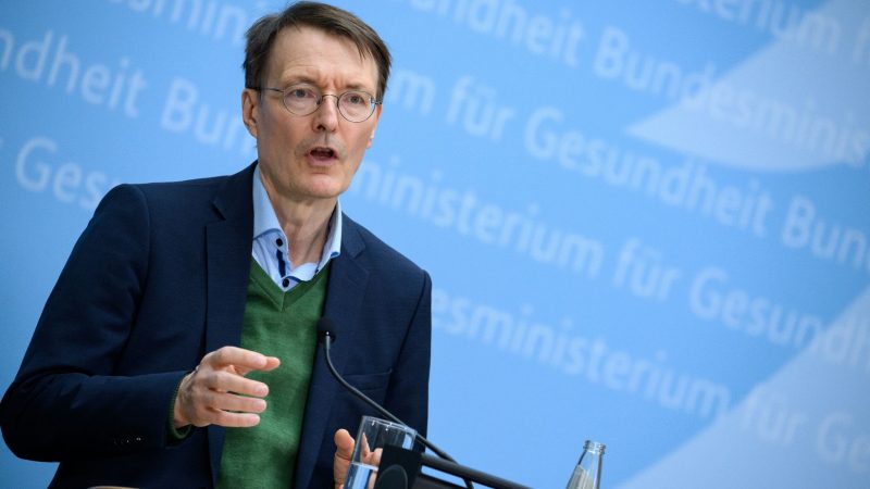 Karl Lauterbach (SPD), Bundesminister für Gesundheit, äußert sich bei einer Pressekonferenz im Bundesgesundheitsministerium zur aktuellen Corona-Lage.