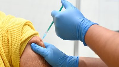 Immunologe widerspricht Lauterbach: Keine vierte Impfung für Menschen ab 60