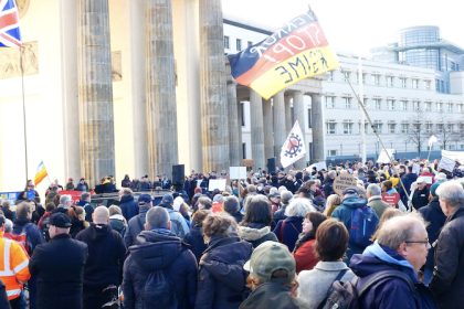 Berlin: Menschen gehen gegen Corona-Impfpflicht auf die Straße