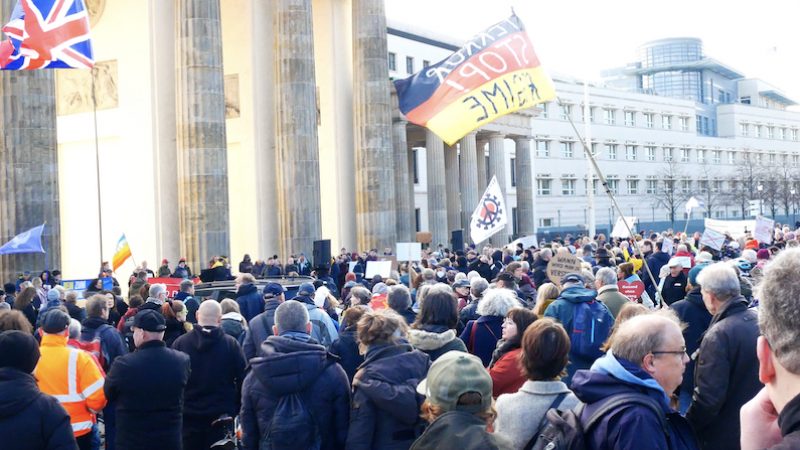 Berlin: Menschen gehen gegen Corona-Impfpflicht auf die Straße