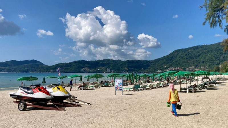 Der Strand von Patong: Thailand hat die Einreiseregeln weiter gelockert.