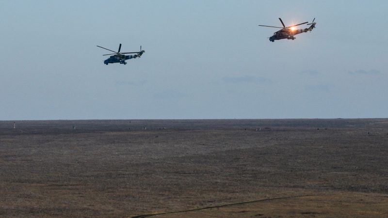 Ukrainische Militärhubschrauber während einer Übung über der Küste am Asowschen Meer. (Symbolbild)
