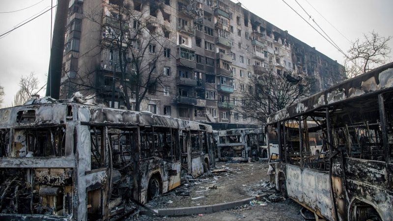 Eine Reihe von Bussen, die von den Verteidigern des ukrainischen Asow-Bataillons aufgestellt wurden, um den Vormarsch der russischen und  prorussischen Kräfte zu behindern.