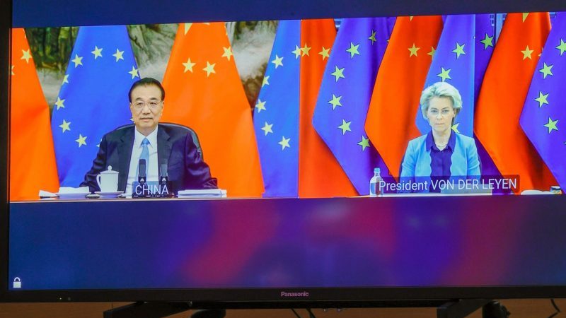 Li Keqiang (l.), Premierminister von China, und Ursula von der Leyen (CDU), Präsidentin der Europäischen Kommission, während des EU-China-Gipfels.