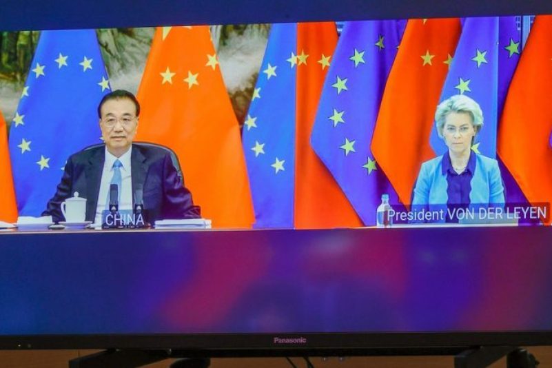 Li Keqiang (l.), Premierminister von China, und Ursula von der Leyen (CDU), Präsidentin der Europäischen Kommission, während des EU-China-Gipfels.