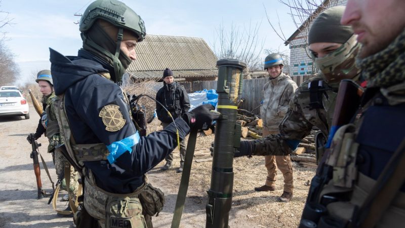 Ukrainische Soldaten in Rudnyzke begutachten eine Panzerfaust. Das Pentagon will die Ukraine mit weiteren Waffen im Wert von 300 Millionen Dollar ausstatten.