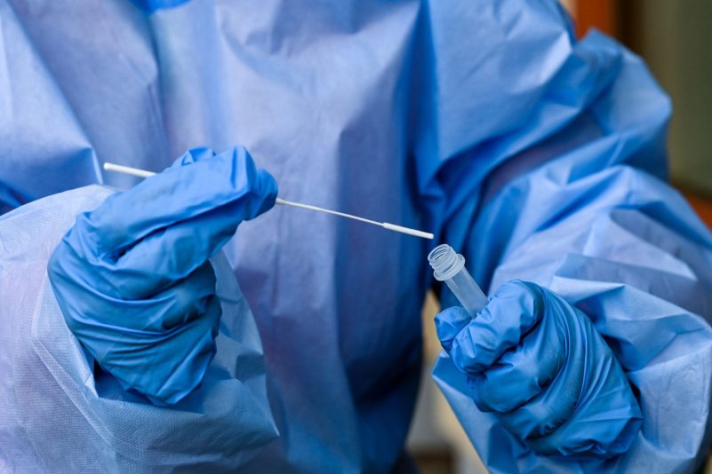 Eine Krankenschwester des Deutschen Roten Kreuzes (DRK) in Brandenburg führt einen Corona-Schnelltest durch.