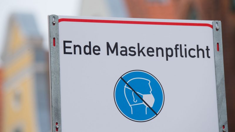 «Ende Maskenpflicht» steht auf einem Schild in Stralsund.