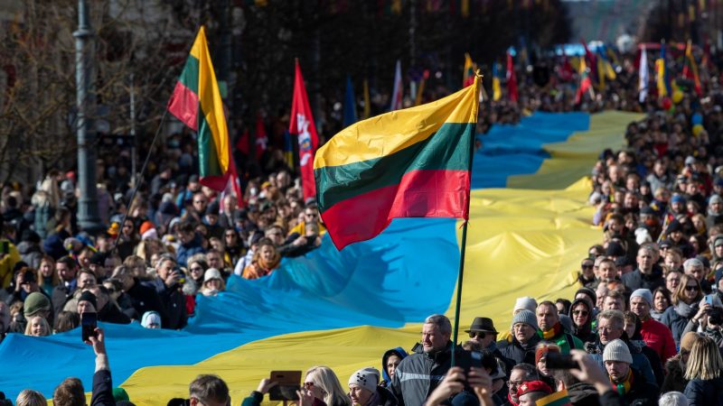 Menschen protestieren in Vilnius gegen den russischen Angriffskrieg gegen die Ukraine. Litauen hat den Import von Erdgas aus Russland nach eigenen Angaben eingestellt.
