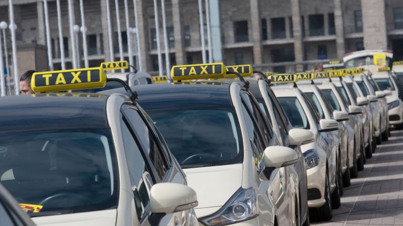 Taxis stehen aufgereit vor dem Berliner Olympiastadion bereit.