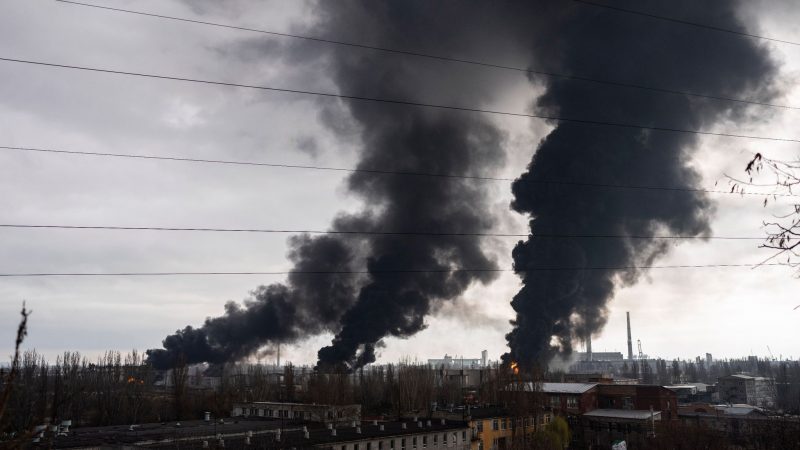 Rauch steigt in die Luft, nachdem Odessa beschossen wurde. Russland hat berichtet, von Schiffen und Flugzeugen aus seien Raketen auf eine Ölraffinerie und drei Treibstofflager abgefeuert worden.