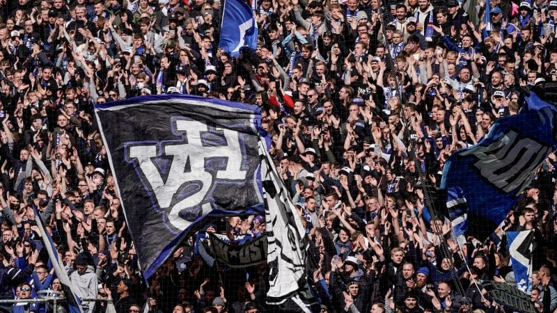 Die Fans des HSV feiern vor Beginn des Spiels auf der Nordtribüne - vor der 1:2-Heimpleite.