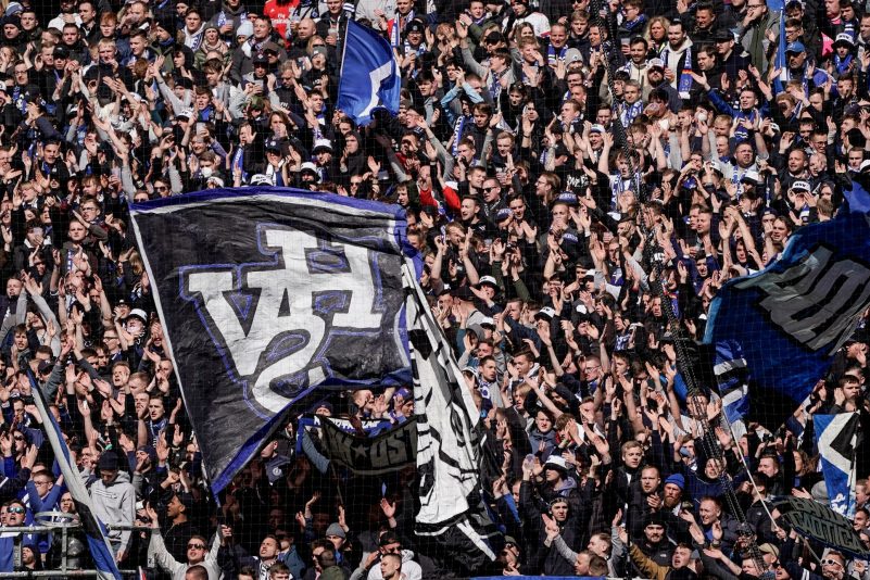 Die Fans des HSV feiern vor Beginn des Spiels auf der Nordtribüne - vor der 1:2-Heimpleite.