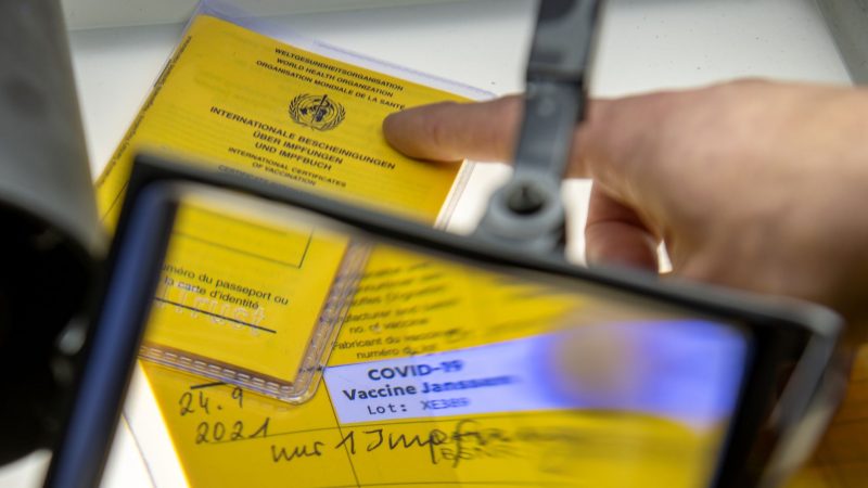 Kriminalpolizei Sachsen: Ein 60-jähriger Mann soll sich fast 90 Mal gegen Corona haben impfen lassen. Er steht unter dem Verdacht, Impfausweise gefälscht und dann an Dritte weiterverkauft zu haben.