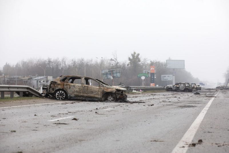 Fast 300 Zivilisten wurden entlang der Straße in Butscha, einer Pendlerstadt außerhalb der Hauptstadt, von russischen Truppen getötet.