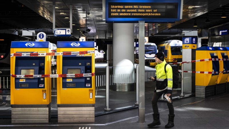 Abgesperrte Automaten in Den Haag: Nach Angabe der staatlichen Bahngesellschaft NS ist der Bahnverkehr in den Niederlanden am Sonntag wegen einer technischen Störung weitgehend zusammengebrochen.
