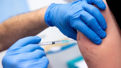 Studien zeigen: COVID-19-Impfung reaktiviert hochgradig ansteckendes Virus