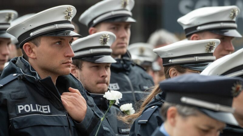 Mehrere hundert Polizisten erinnern in Mainz an die in Kusel getöteten Polizeibeamten.