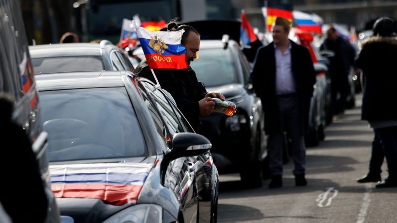 Russische Flaggen wehen an Autos vor dem Berliner Olympiastadion.