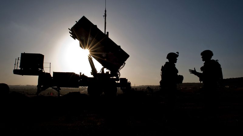 US-Soldaten unterhalten sich nach einer routinemäßigen Inspektion eines Raketenabwehrsystems Patriot auf der türkischen Militärbasis in Gaziantep.