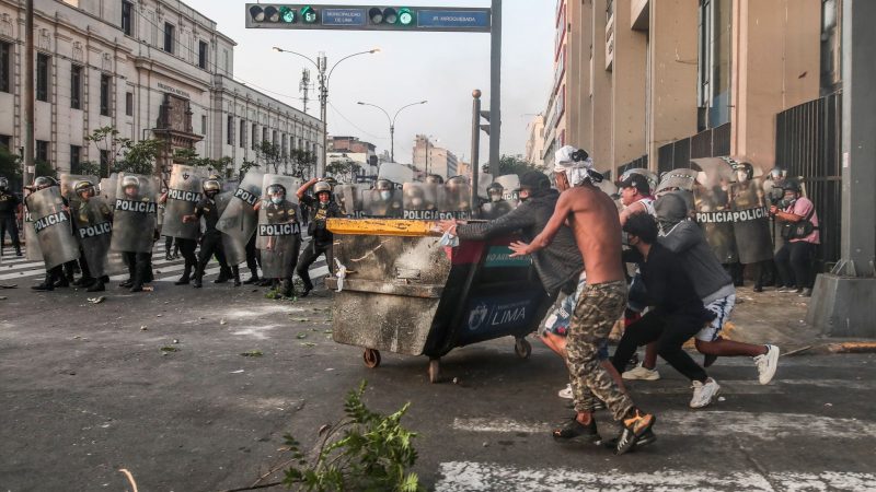 Demonstranten stoßen mit der Polizei auf einer Straße in Lima zusammen.
