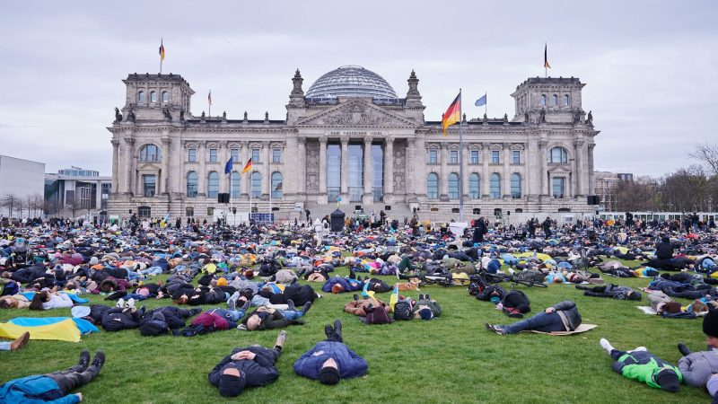 Liegender Protest vor dem Reichstagsgebäude in Berlin.
