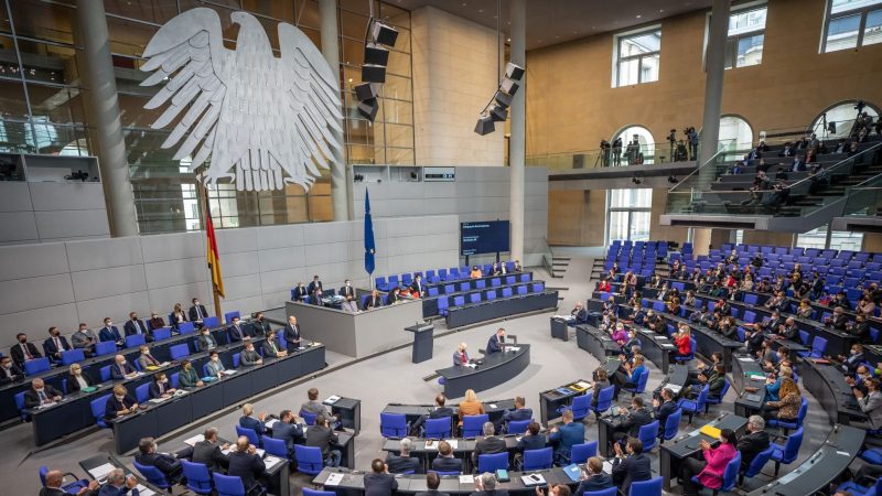 Im Bundestag fällt heute die Entscheidung über eine allgemeine Corona-Impfpflicht.