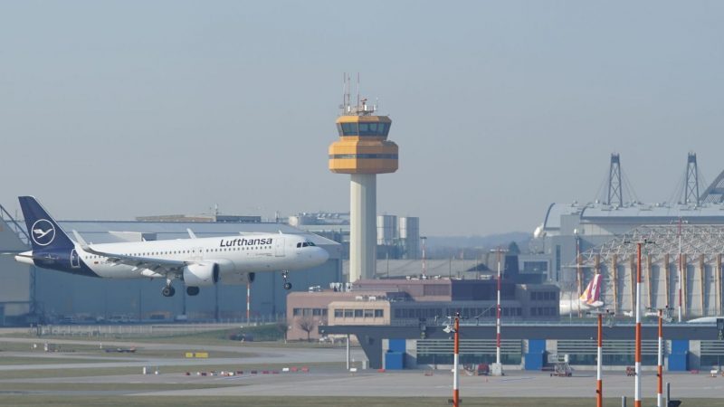 Ein Passagierflugzeug der Fluggesellschaft Lufthansa landet auf dem Flughafen Hamburg Airport.