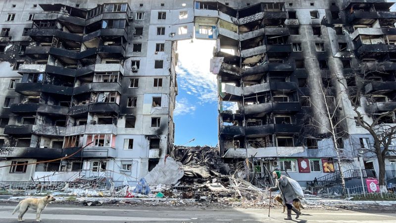 Rettungskräfte haben in der ukrainischen Kleinstadt Borodjanka bei Kiew eigenen Angaben zufolge mit dem Wegräumen von Trümmern und der Suche nach Opfern begonnen.