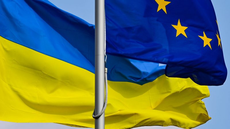 Die Fahnen der Ukraine und der EU wehen im Wind.