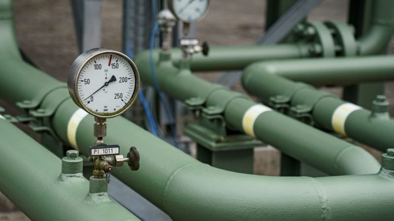 Gasreserven für den nächsten Winter: Messinsturmente zeigen den Leitungsdruck von Rohrleitungen des Gaspeichers der Stadtwerke Kiel an.